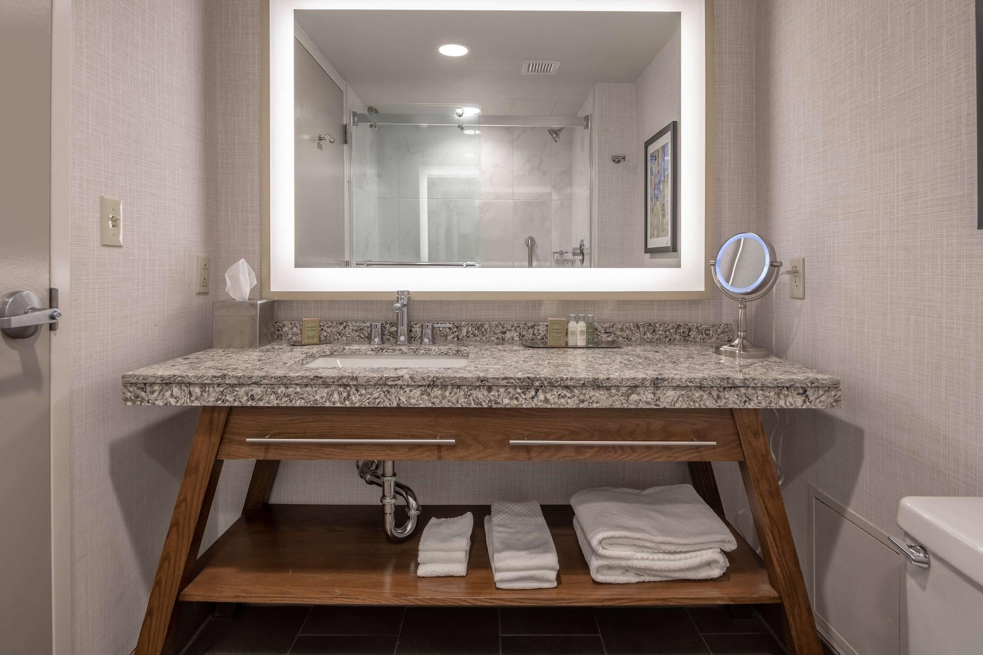 Doubletree By Hilton Dallas-Farmers Branch Extérieur photo