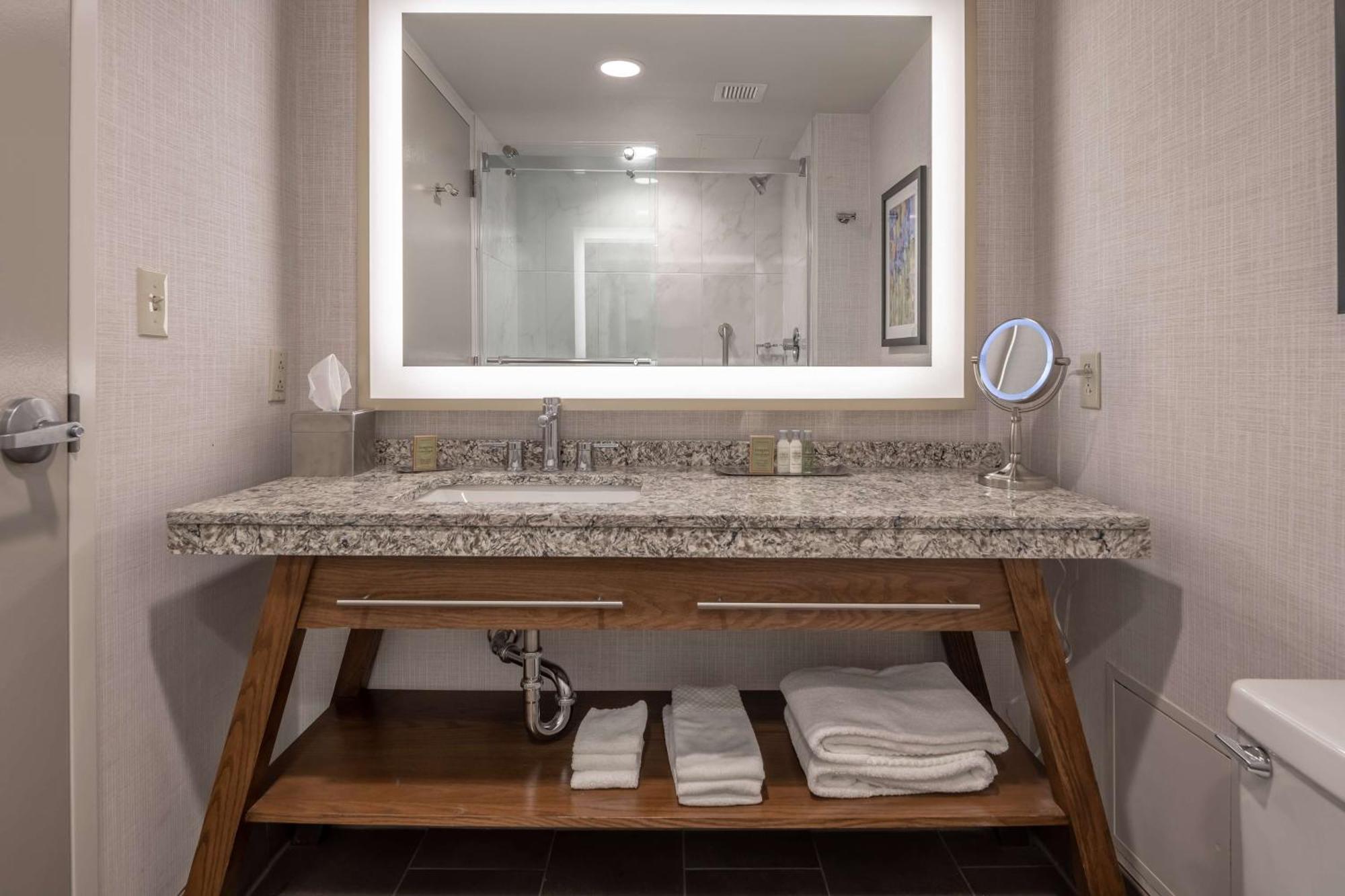 Doubletree By Hilton Dallas-Farmers Branch Extérieur photo