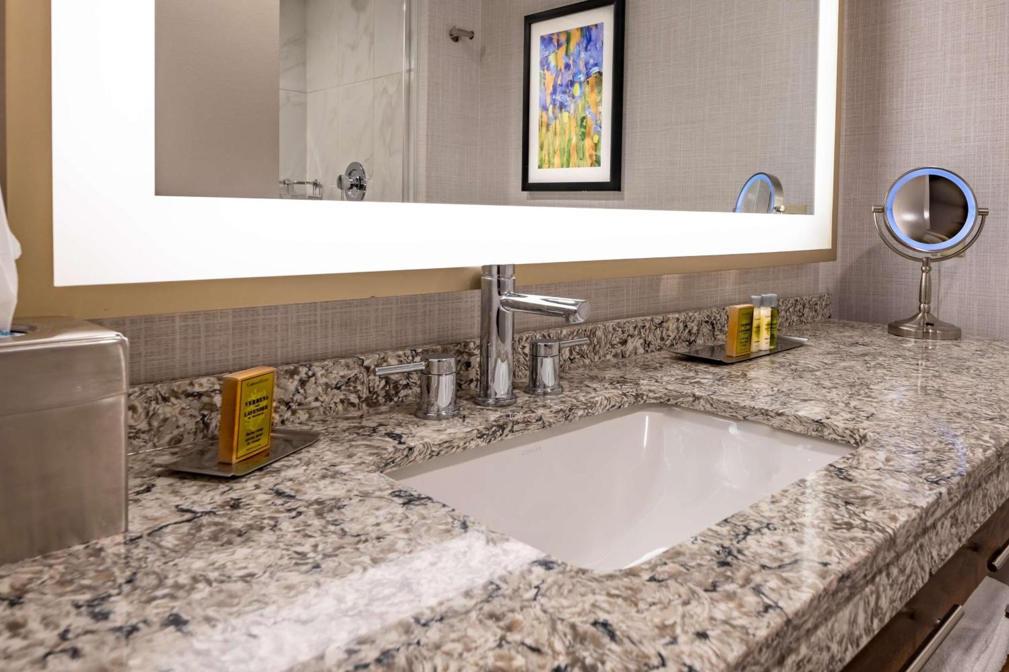 Doubletree By Hilton Dallas-Farmers Branch Extérieur photo